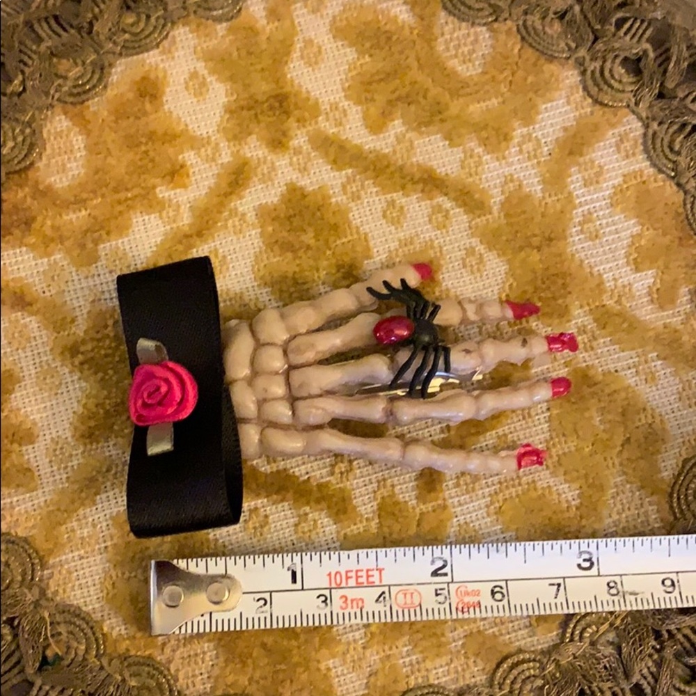 Halloween skeleton hand w spider 🕷 hair clip DOD - Picture 7 of 13
